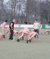 Nackt auf dem Sportplatz 597ac0678b322.jpg