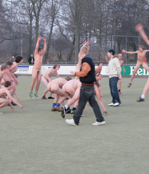 Nackt auf dem Sportplatz 597ac07157ddb.jpg