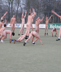 Nackt auf dem Sportplatz 597ac0797bb9b.jpg