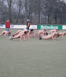 Nackt auf dem Sportplatz 597ac0a55a396.jpg