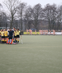 Nackt auf dem Sportplatz 597ac0c8ac0f4.jpg