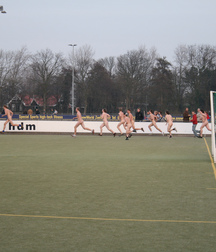 Nackt auf dem Sportplatz 597ac0d001bc2.jpg