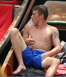 Lads In Shorts 1 59f108152c00e.jpg