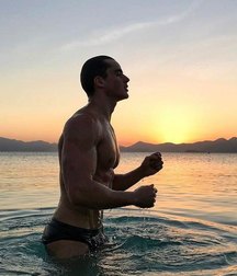 Aussie Speedo Guy 59b57cdbb4836.jpg