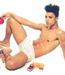 Chico Latino Sexy  59be5d9792382.jpg