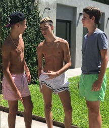 Selfie boys 007 59bfee75b9894.jpg