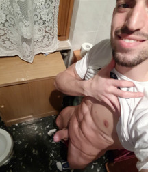 Cute muscle guy 5a99471767220.jpg