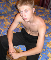 Cute blond boy 5a9203d12c674.jpg