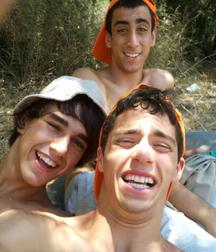 funny boys 59d8aa489123a.jpg