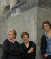 funny boys 59d8aa9764ddb.jpg
