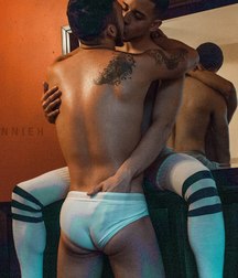 wow kiss wow 5a1c1e32a322b.jpg