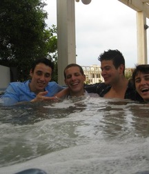 frends in love 5a38f94a3bccd.jpg
