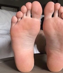 feet and boys 5a451ef01751c.jpg