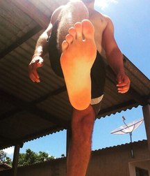 feet and boys 5a451ef386548.jpg