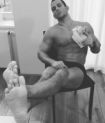 feet and boys 5a451f01a16da.jpg