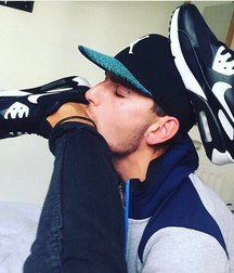 feet and boys 5a451f16d64fd.jpg