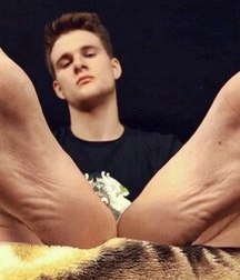 feet and boys 5a451f27dff39.jpg