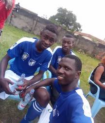 amis loin 5ad5e2d56dbfb.jpg