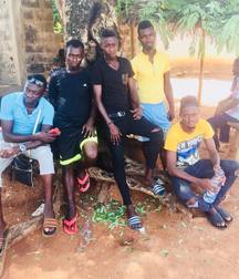 amis loin 5ad5e2e948334.jpg