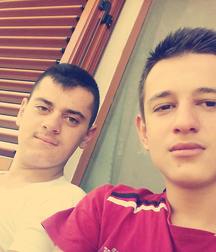 2 ou 3 amis sexy 5ae17f672c87f.jpg