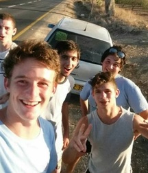 encore des jeunes amis 5af74d9890200.jpg