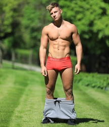 wow is so hot 5b675f0b2497b.jpg