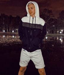 wow is so hot 5b675f45eb7d7.jpg