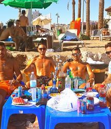 hommes en vacance 5b733ccb0e630.jpg