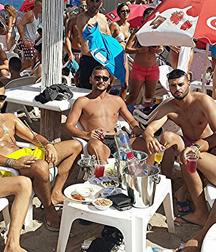 hommes en vacance 5b733cd4b53cf.jpg