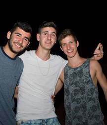 hommes en vacance 5b733ce99dff0.jpg