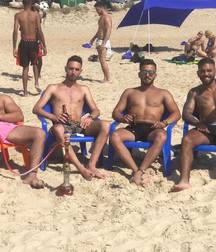 hommes en vacance 5b733cfb6b69f.jpg