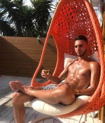 hommes en vacance 5b733d1440276.jpg