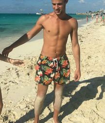 sexy boys du mercredi 5b7d28da01fd0.jpg