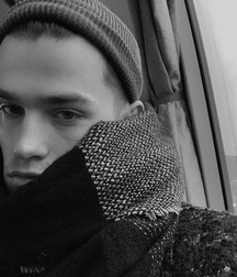 sexy boys 5bc9ffba8a548.jpg