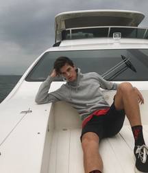 sexy boys 5bca002fc200f.jpg