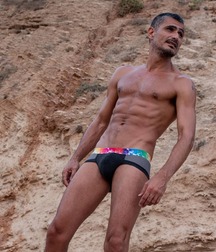 sexy boys 5bca003b477f7.jpg
