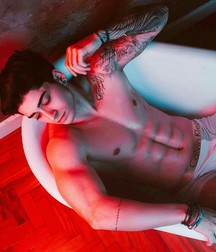 sexy boys  5bd3225f3d9af.jpg