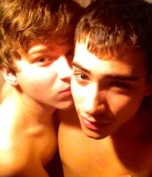 Boys in love with boys 59d2f9d6485b3.jpg
