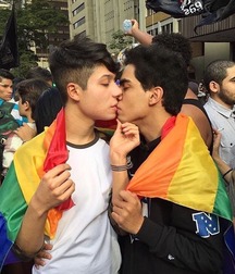 Kissing Boys 59d2fac18f510.jpg
