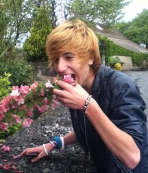 SEXY EMO BOY 5eb90d7166701.jpg