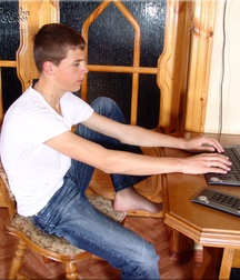 Karl shows off 5b95c3c4cd159.jpg