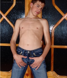 Karl shows off 5b95c3e8baae8.jpg