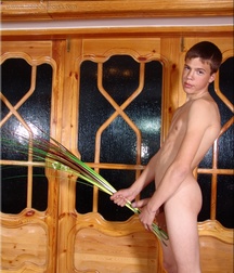 Karl shows off 5b95c51e5db9c.jpg