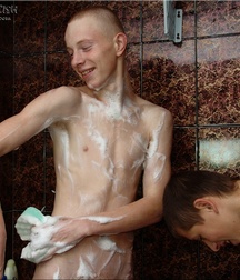 Glarik & Dron shower and share their bedroom  5cf7b4a3afd3c.jpg