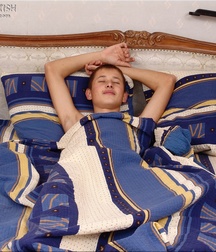 Glarik & Dron shower and share their bedroom  5cf7b50811de4.jpg