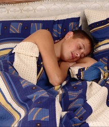 Glarik & Dron shower and share their bedroom  5cf7b50d20376.jpg