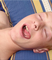 Glarik & Dron shower and share their bedroom  5cf7b62572f6a.jpg