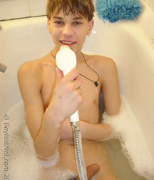 Ton @ Home in many Poses 5d1b5b5e851ff.jpg