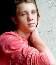 Shaved Alexandr poses outside 5d40e3d90e331.jpg
