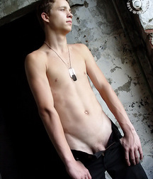 Shaved Alexandr poses outside 5d40e3eca183d.jpg